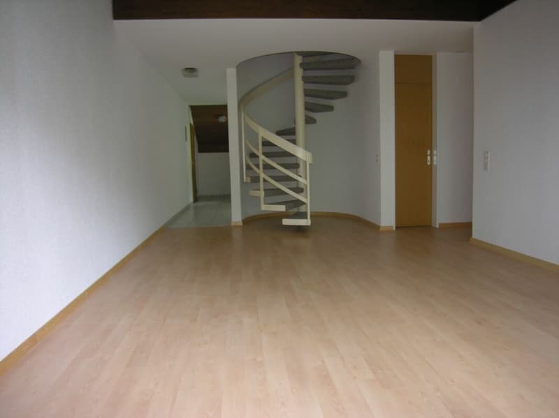 Ruhig gelegene 5.5-Zimmer-Maisonette-Wohnung mit Balkon zu vermieten (4)