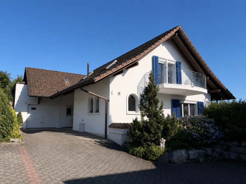 Idyllisch gelegenes 6.5-Zimmer-Einfamilienhaus mit herrlicher Sicht ins Grüne und guter Verkehrsanbindung (1)