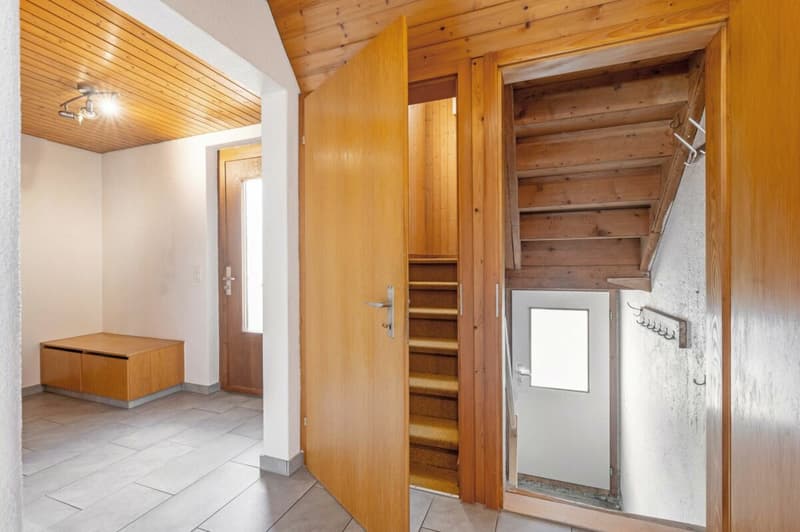 Freistehendes 5.0-Zimmer-Einfamilienhaus mit sanierter Gebäudehülle und Photovoltaikanlage (12)