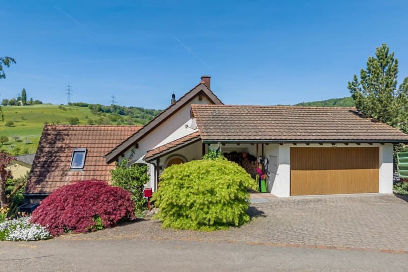 Freistehendes 6.5-Zimmer-Einfamilienhaus am Siedlungsrand mit viel Privatsphäre und herrlichem Weitblick ins Mettauertal (2)