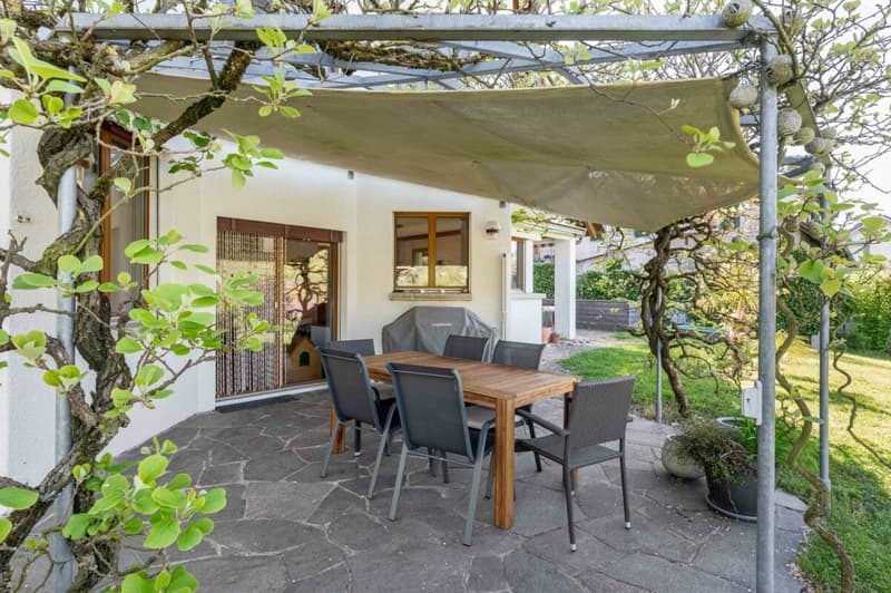 Freistehendes 6.5-Zimmer-Einfamilienhaus am Siedlungsrand mit viel Privatsphäre und herrlichem Weitblick ins Mettauertal (21)