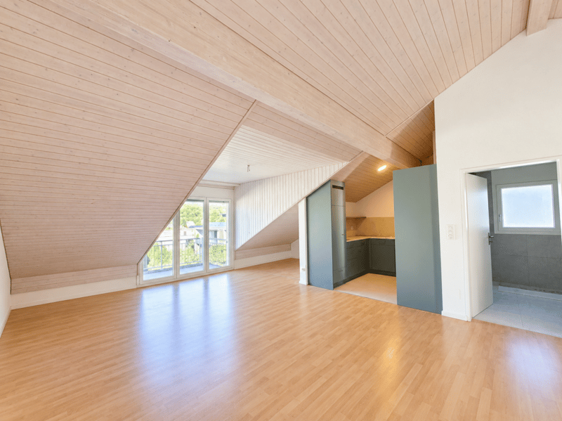 Charmante 3.0-Zimmer-Dachwohnung mit sonnigem Balkon (2)