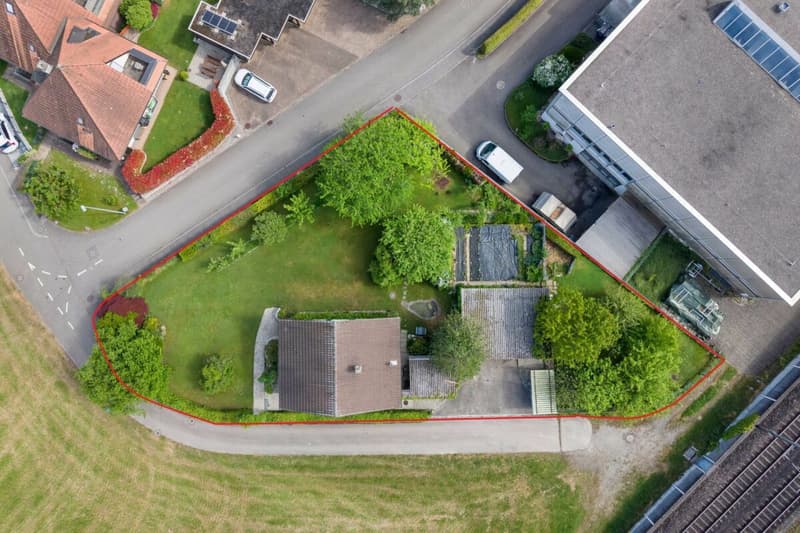 Herrlich gelegenes, 1'208 m2 grosses und voll erschlossenes Baulandgrundstück mit Altliegenschaft (2)