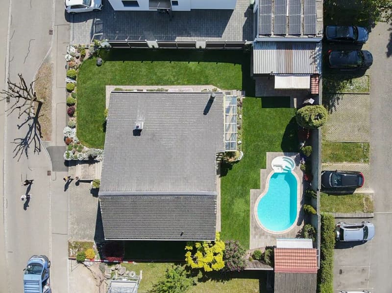 Wohnen mit Feriengefühl: Einfamilienhaus mit Pool und Wintergarten (1)