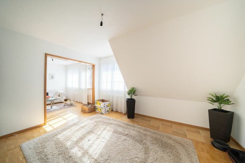 Grosszügiges Zweifamilienhaus mit Gartenparadies und Potenzial (10)