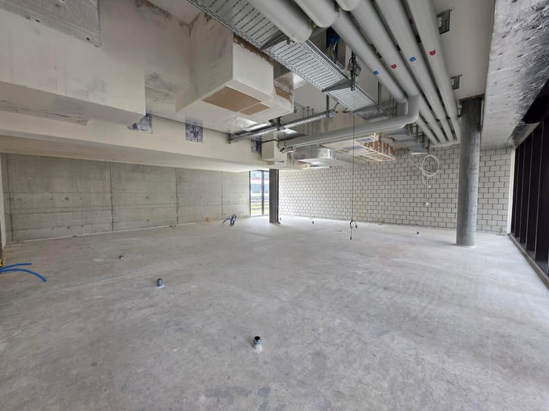 Great commercial space directly at the train station (5)