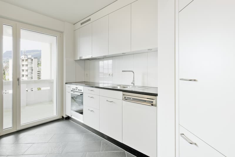 Küche mit Zugang zu Balkon