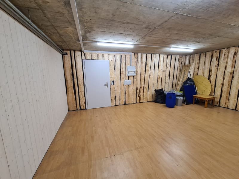 Gosszügiger Raum für Hobby/Lager/Werkstatt zu vermieten! (2)