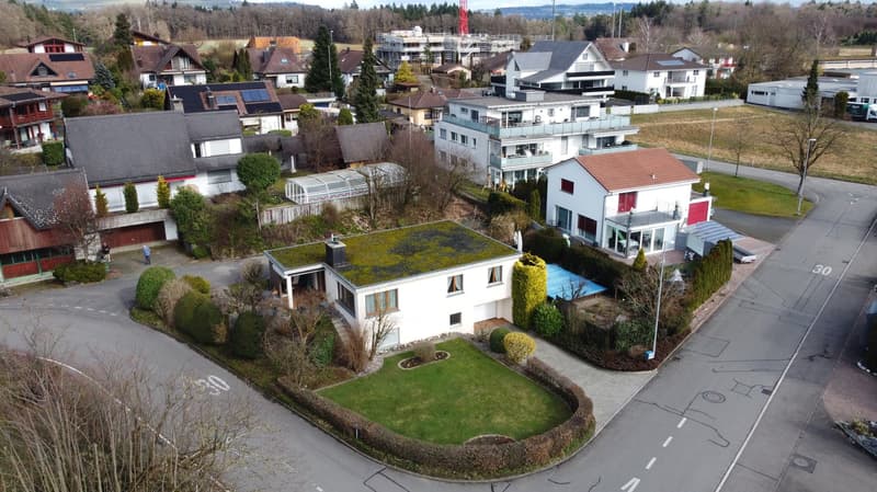 Interessantes Wohnhaus mit Pool und viel Privatsphäre (2)
