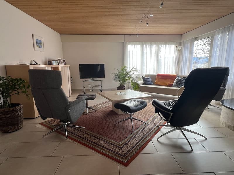Interessantes Wohnhaus mit Pool und viel Privatsphäre (3)
