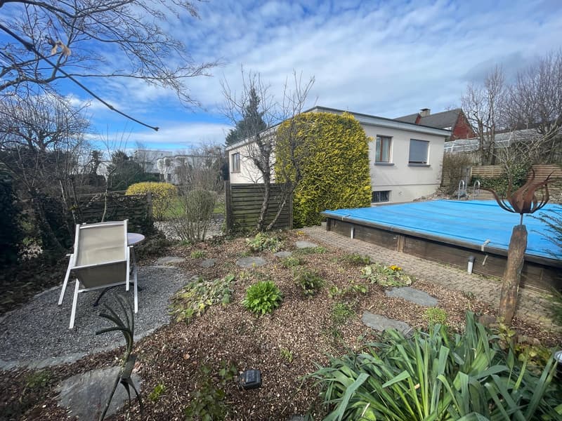 Interessantes Wohnhaus mit Pool und viel Privatsphäre (9)