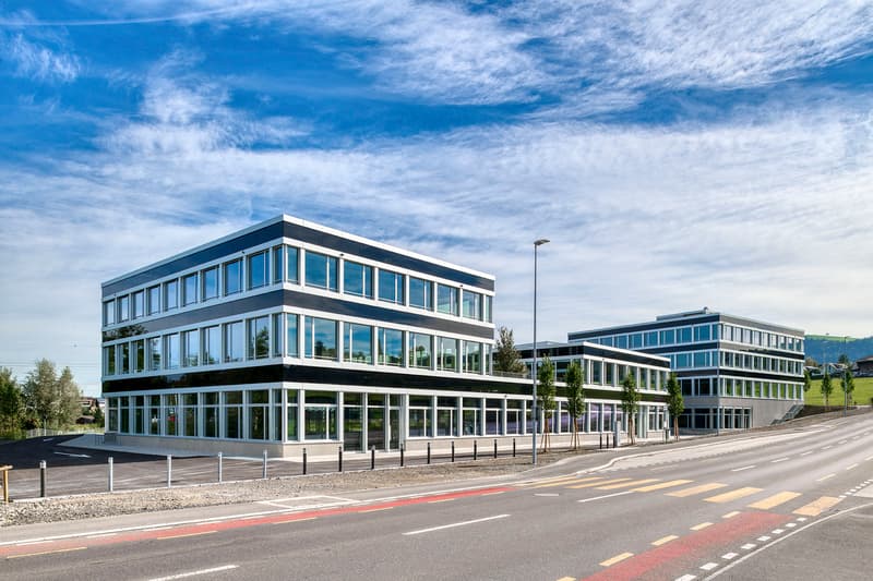 Kreuzung Dorf-, Hauptstrasse in Richtung Dorfzentrum Buchrain