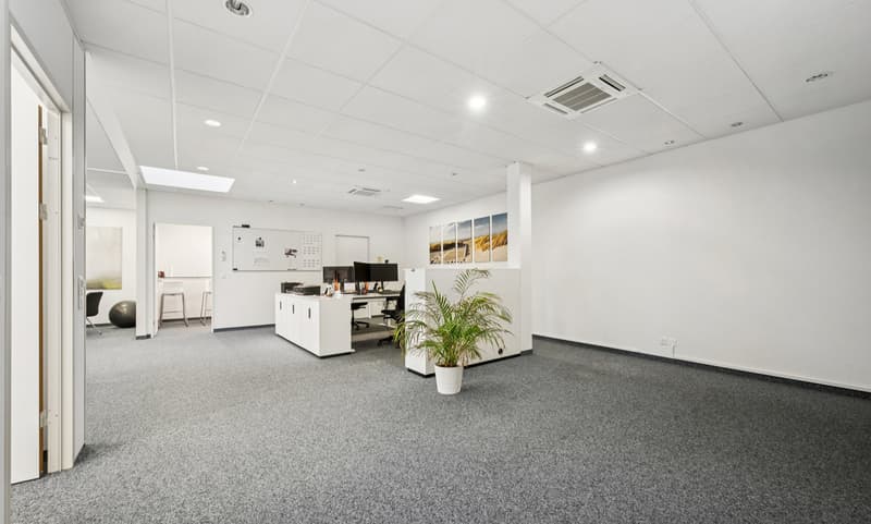 Grosszügige Arbeitsbereiche mit Teppichboden