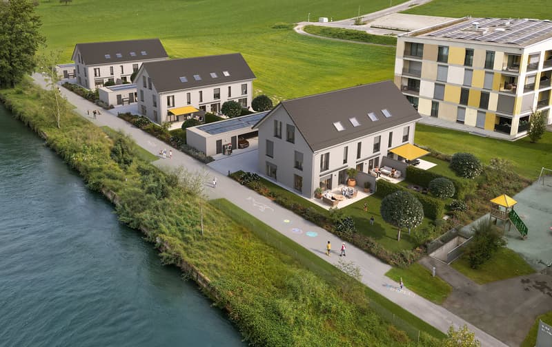 Am idyllischen Reusskanal entstehen die neun 6-Zimmer-Häuser in Holzbauweise