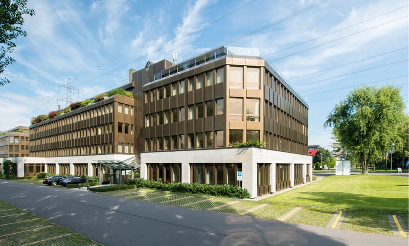 Südansicht des Geschäftshauses Neuhof mit markanter, bronzener Metallfassade