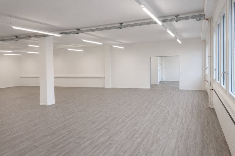 Ausgebaute Geschäftsfläche mit Zugang Richtung Warenlift 390 m²