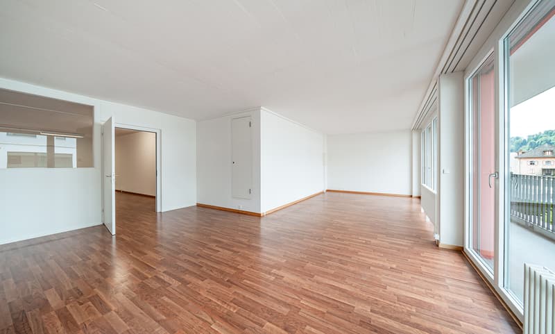 Sehr helle Räume mit kleiner Terrasse