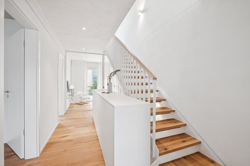 Vorplatz Obergeschoss mit Sideboard und Arbeits-/Lesezimmer