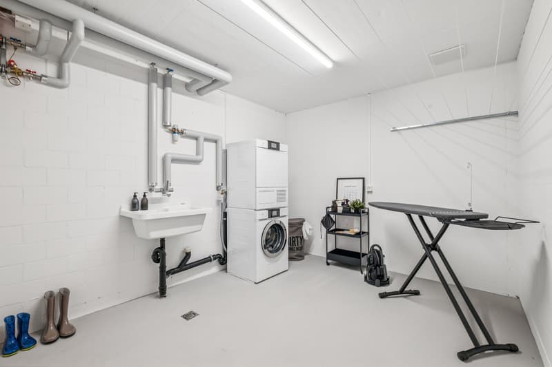 Die grosszügige Waschküche mit Wasch-Trocken-Säule der V-Zug AG bietet höchsten Alltagskomfort (Beispielbild Haus 2b).