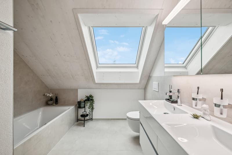 Grosszügige Nasszelle mit Badewanne und modernem Dusch-WC (Geberit AquaClean Alba)