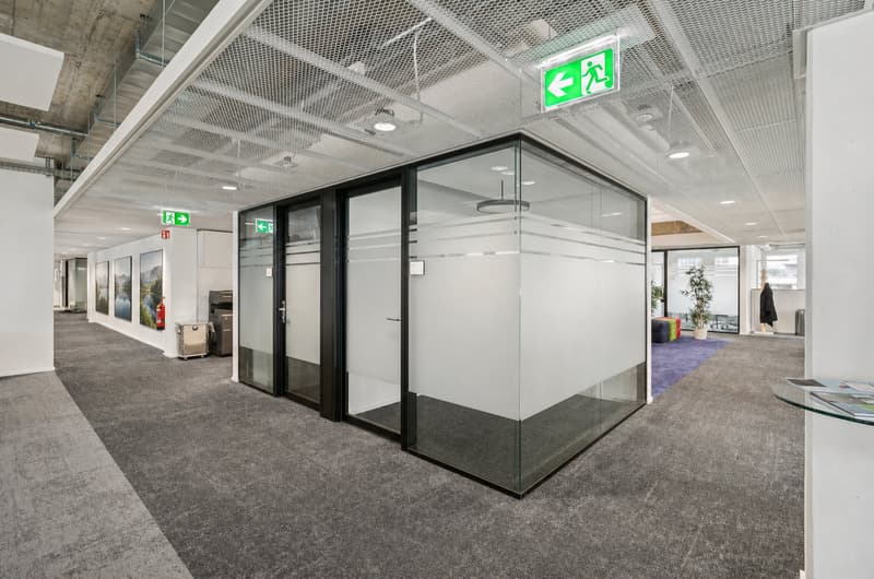 Moderne Glas-Meetingräume im Open Space