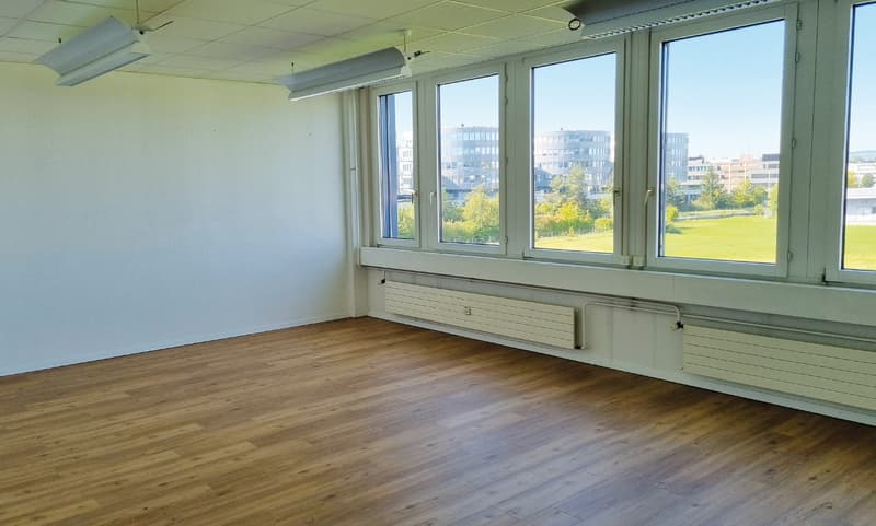 Büro West mit bestehendem Bodenbelag und Sicht ins Grüne