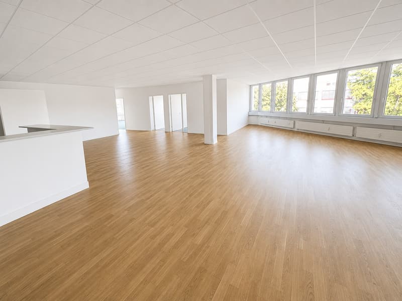 Offener Arbeitsbereich hell und freundlich - virtuell mit neuem Bodenbelag ausgestattet
