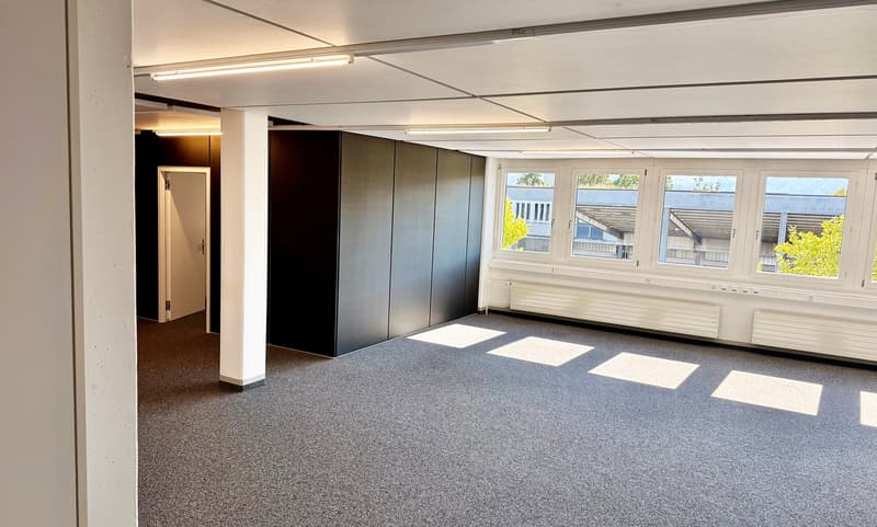 Offener Arbeitsbereich mit angrenzendem Einzelbüro