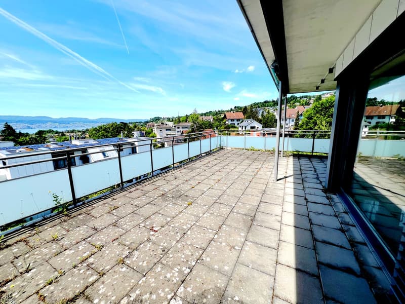 Panorama pur: Stilvolle Attika mit See- und Bergblick (2)