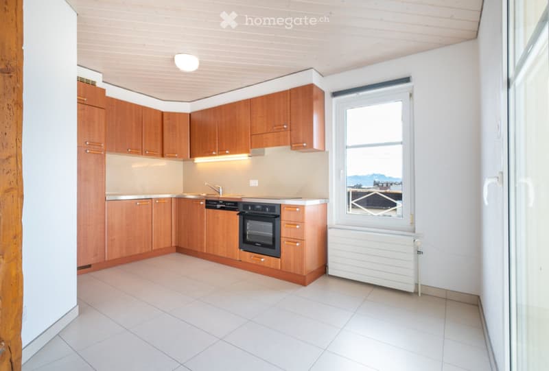 Bel Appartement de 2.5 p., au coeur, avec balcon et vue (5)