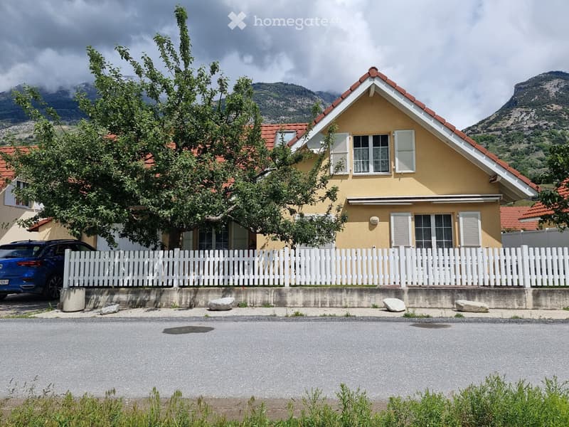 Camera arredata in una casa unifamiliare nel centro di Raron nel cantone Vallese (5)