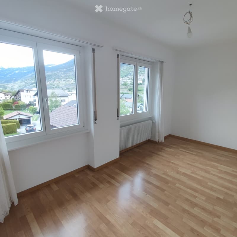 Attraktive 4.5-Zimmer-Wohnung mit Berg-Panorama in Susten (2)