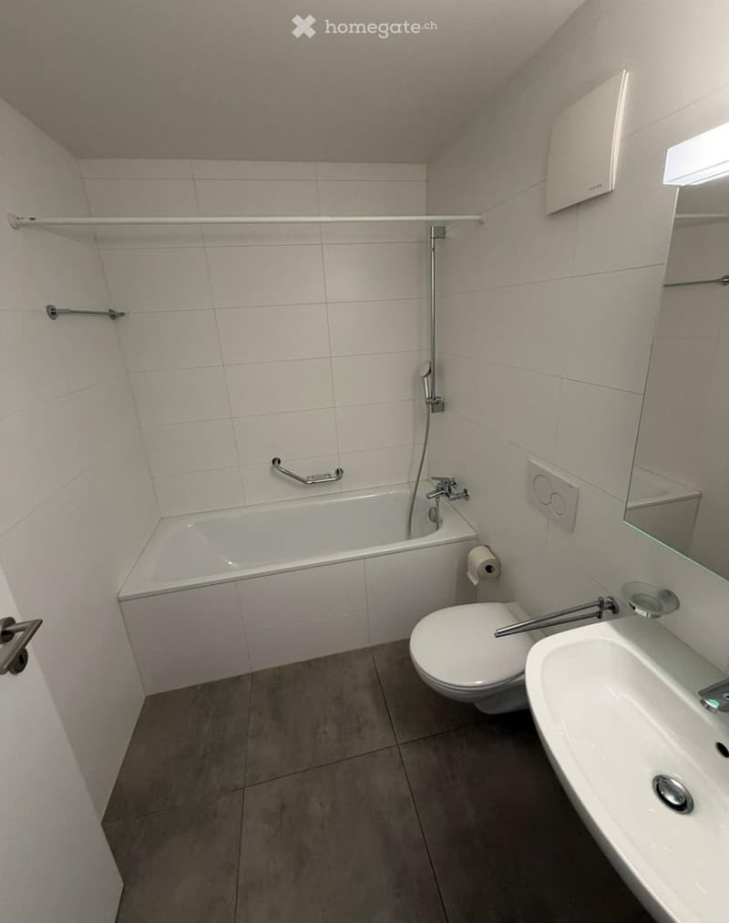 Appartement moderne de 2.5 pièces avec balcon et vue (4)
