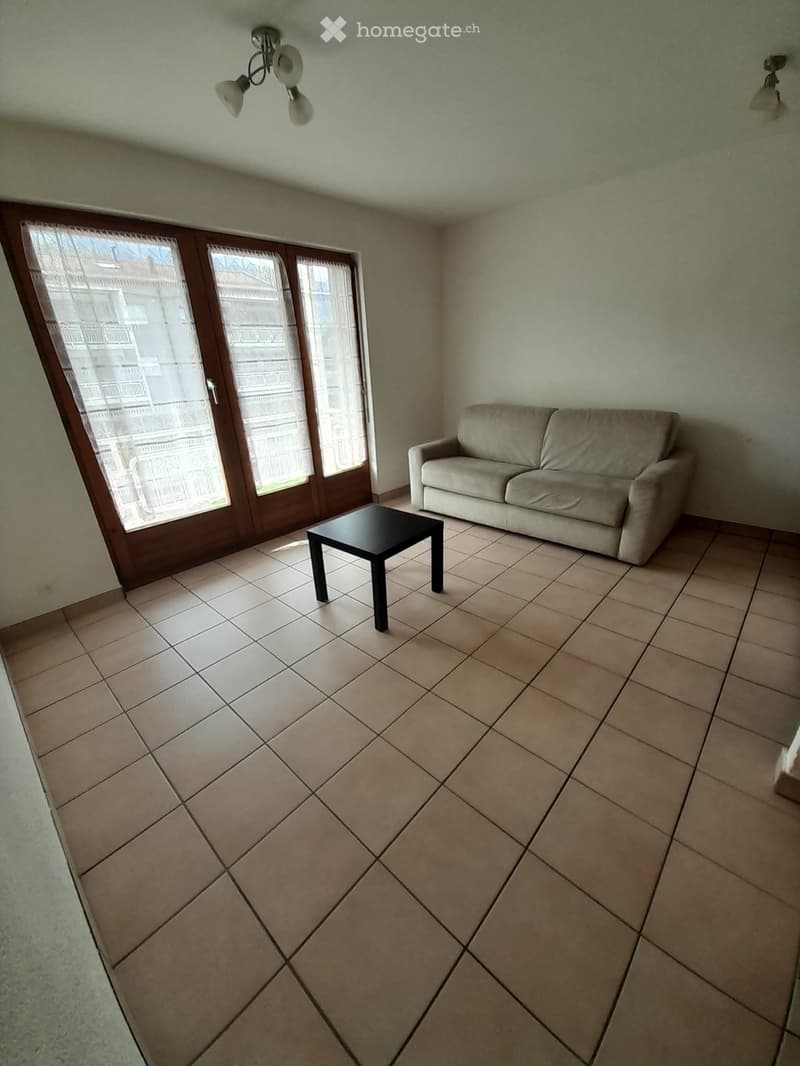 Charmant studio avec balcon à louer à Aproz (2)