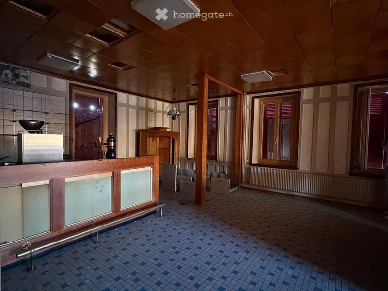 Restaurant et appartement de 5 chambres à louer (1)
