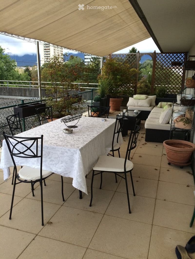 Belle chambre dans attique 5p, proche gare Nyon, parking int (5)