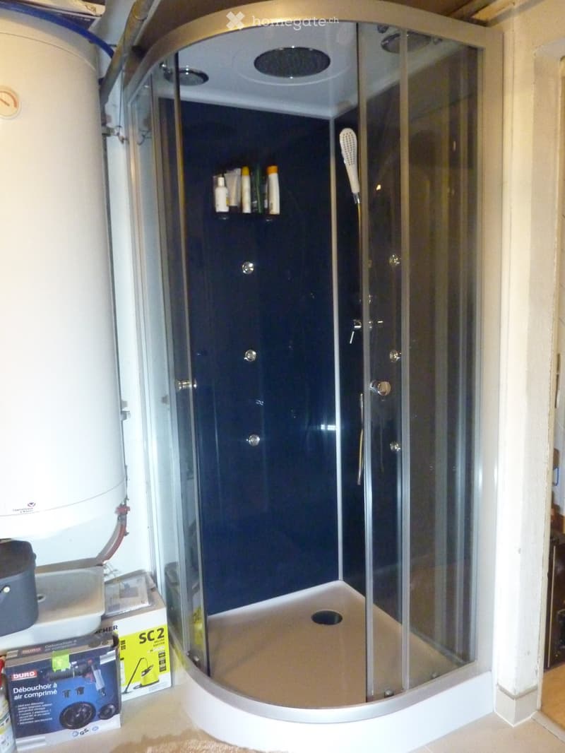GRANDE CHAMBRE AU SOUS-SOL D'UNE VILLA (5)
