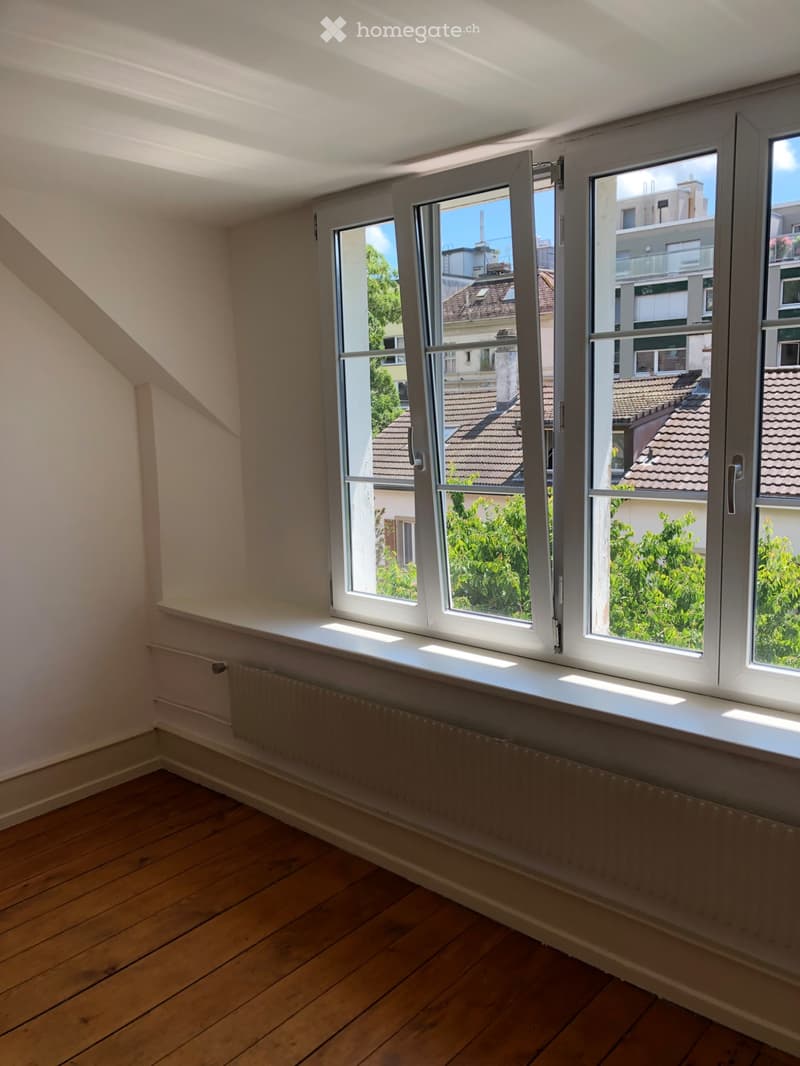 Charmante Dachwohnung in ruhigem Altbau (2)