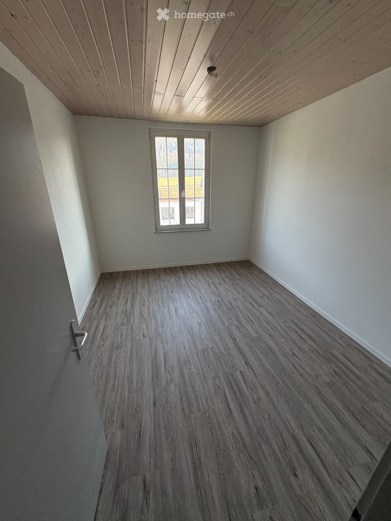 Superbe 3.5pcs entièrement rénové à St-Imier (4)