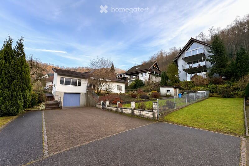 Charmantes Einfamilienhaus mit grossem Garten und Weitsicht (1)