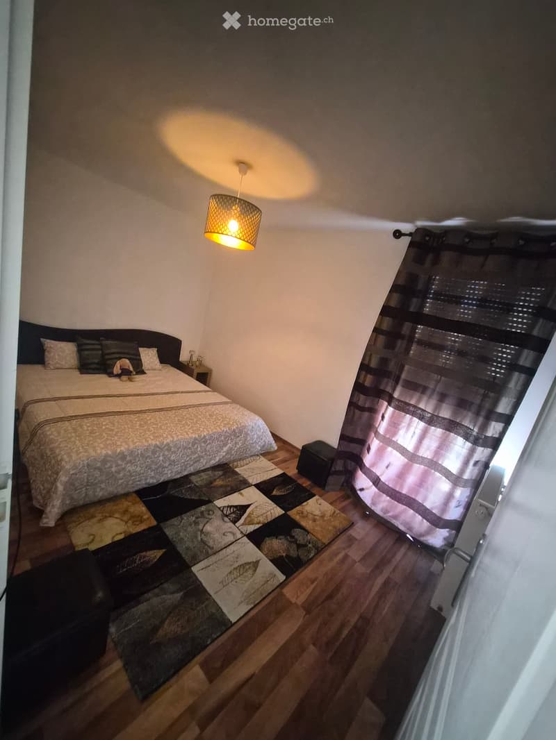 Chambre a louer au pas de l'échelle (1)