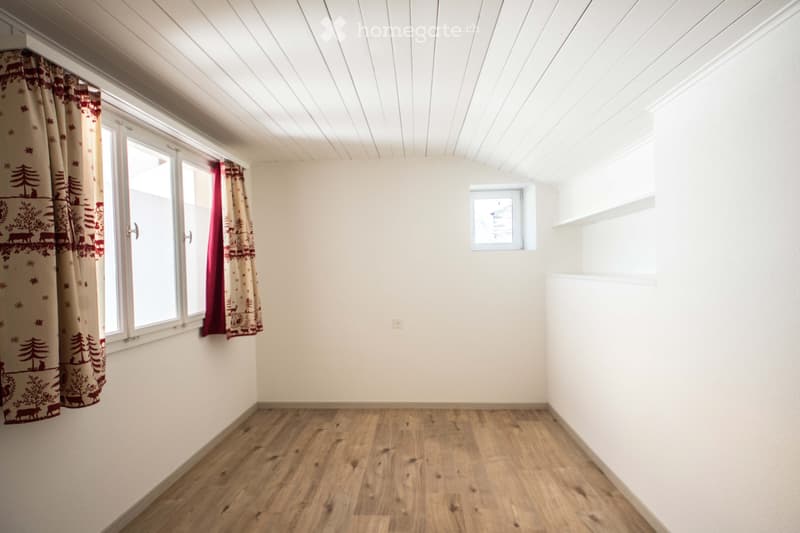 Moderne 4.5-Zimmer-Dachwohnung mit rundum Bergsicht (2)
