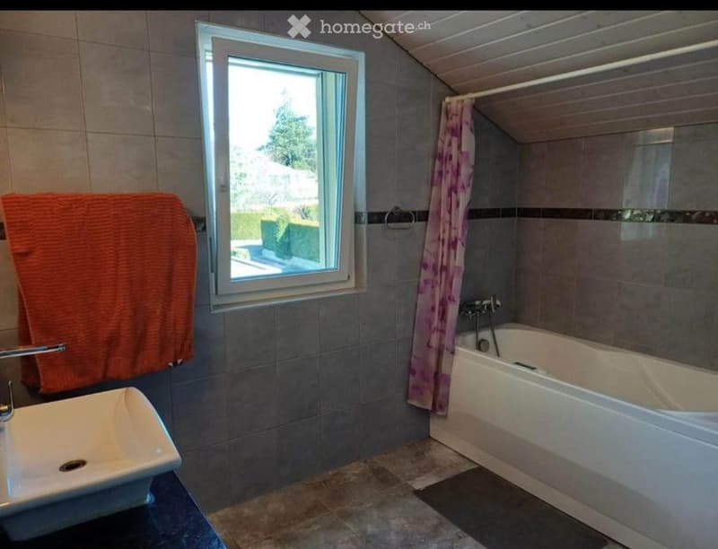 Chambre meublée à louer dans une villa familiale (3)