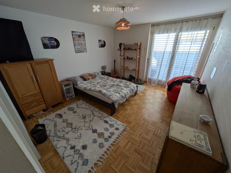 Chambre avec salle de bain et terrasse dans grand appart. (1)