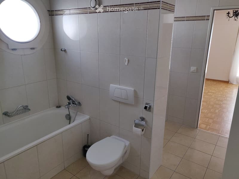 Chambre avec salle de bain et terrasse dans grand appart. (4)