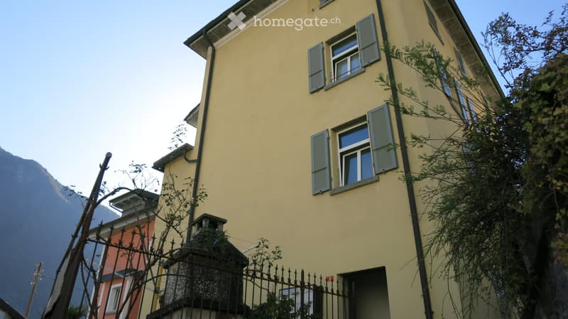 Appartamento con grande terrazza - Dachwohnung im Grono (1)