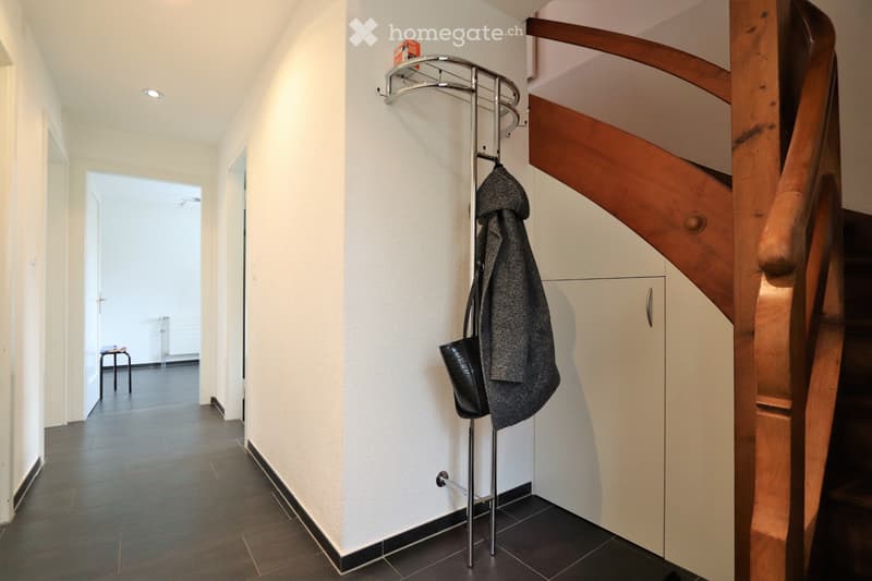 Charmantes 3.5-Zimmer-Haus u. Garten in Treiten zu vermieten (4)