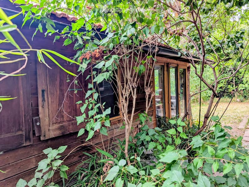 A louer cabanon meublé dans jardin privé à Ville La Grand. (1)