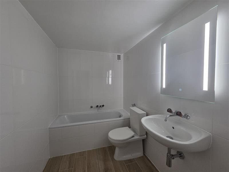 Salle de bains avec baignoire