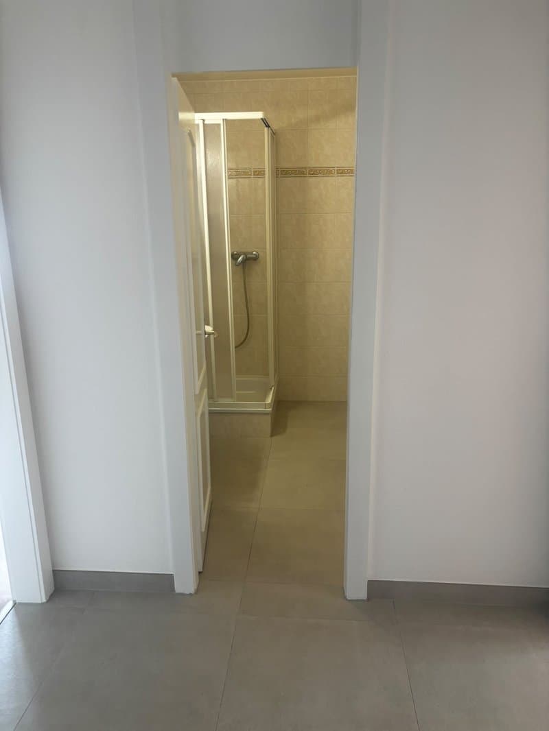 Salle de bain avec douche